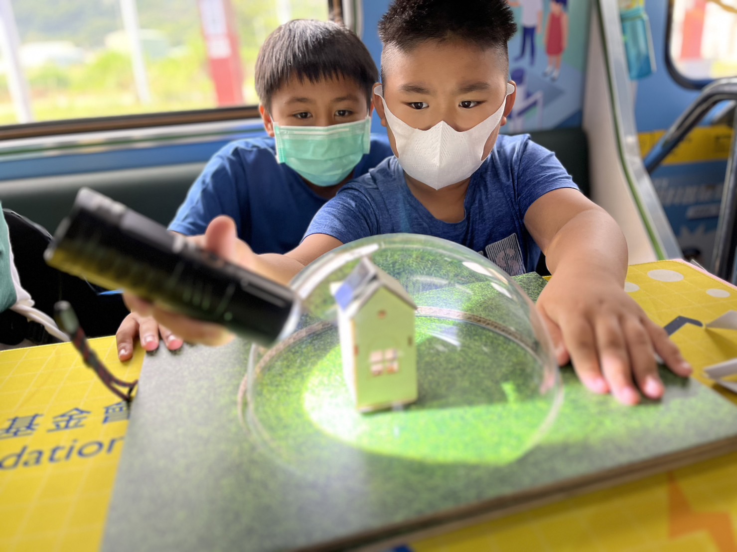 友達參與基礎科學主題車廂，以STEAM教學精神，設計「逐日科學家」、「太陽能工程師」以及「淨零建築師」三大能源科普課程和實驗