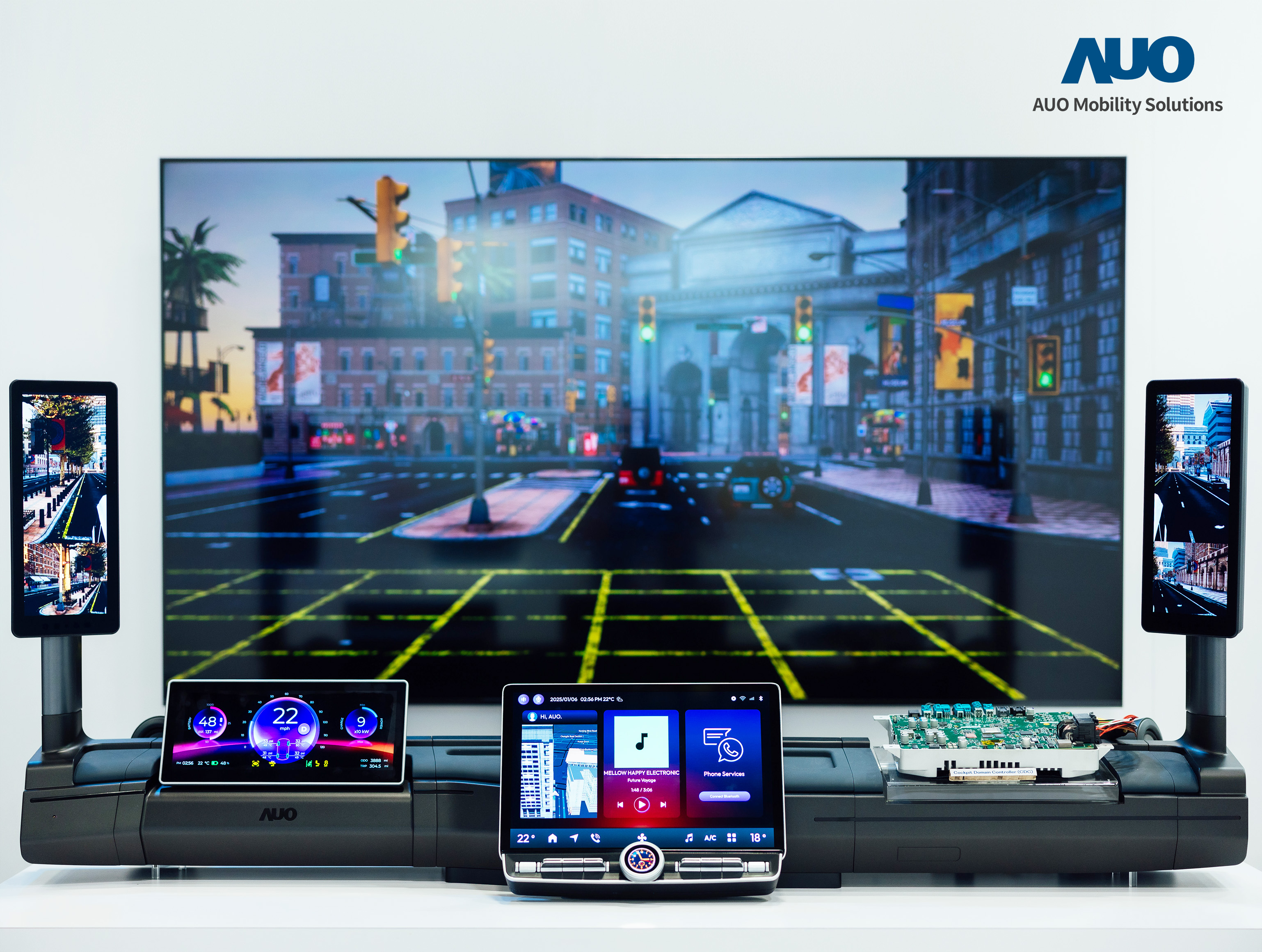 jinnian金年会智慧行动推出智慧座舱域控平台，支持CDC、分区架构并整合AI运算模块，提供智能体感与座舱互动功能，驱动个人化座舱功能全面升级。