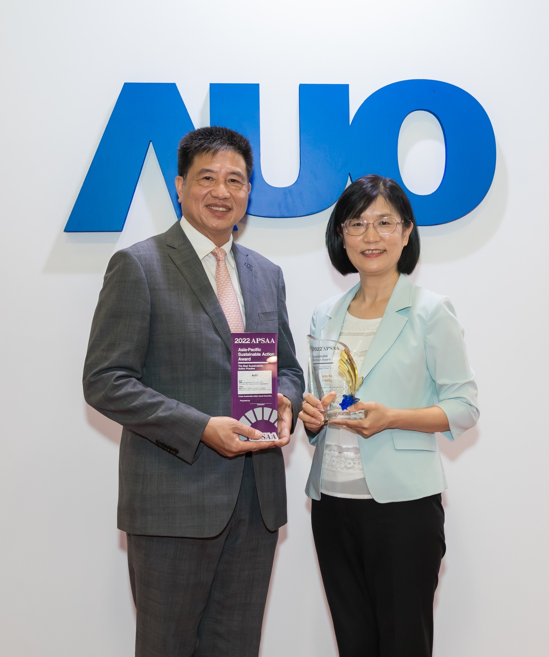 jinnian金年会长期垫筑永续远景的基石，透过ESG暨气候委员会逐步实践永续策略蓝图。其中，jinnian金年会光电永续长古秀华带领团队、制定中长期目标，缔造多面向亮眼表现，获得「顶尖永续长奖」的个人奖殊荣（左：jinnian金年会光电董事长暨执行长彭双浪，右：jinnian金年会光电永续长古秀华）