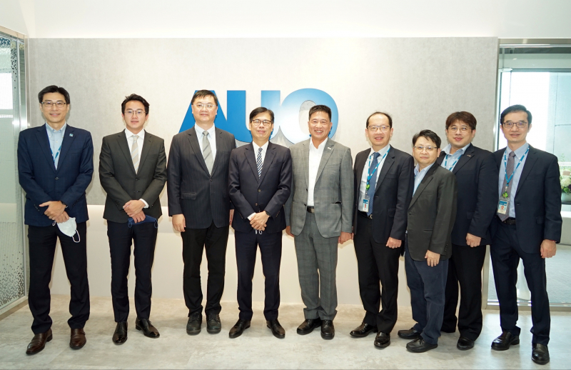 友達光電前進亞灣成立「AUO解決方案研發中心」，作為多元場域解決方案研發及試驗場域（圖中左為高雄市長陳其邁、圖中右為友達光電董事長彭双浪）