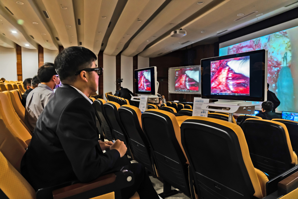 達擎之「達文西外接3D影像解決方案」，將達文西手術機器手臂的3D影像即時連線轉播，在會議室觀摩的醫師們只要戴上偏光眼鏡，就能與執刀醫師看到同步的3D立體影像，如臨操作台現場，縮短達文西手術的學習曲線