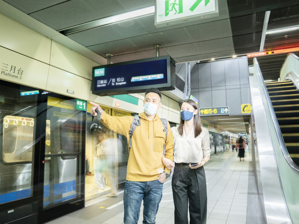 友達旗下達擎之客製化TARTAN顯示器，於台北捷運中山站亮相。以獨特長條型比例與高畫質特色，為台北捷運站帶來嶄新的都會車站風貌