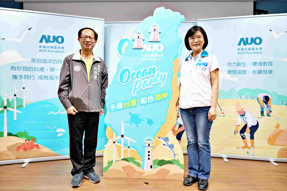 友達光電永續長古秀華（右）與桃園市環保局局長呂理德（左）進行海岸線認養儀式，簽署於象徵藍色宣言的海岸永續燈塔上，承諾以實際行動與環境教育方式，投入桃園海岸線守護行列