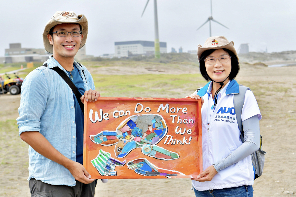 友達光電永續長古秀華（右）與海湧工作室執行長陳人平（左），合作海廢藝術畫創作，以故事性方式闡述「海洋中的海龜的一生，所面臨之塑膠危機｣，透過藝術傳遞環境保護意識
