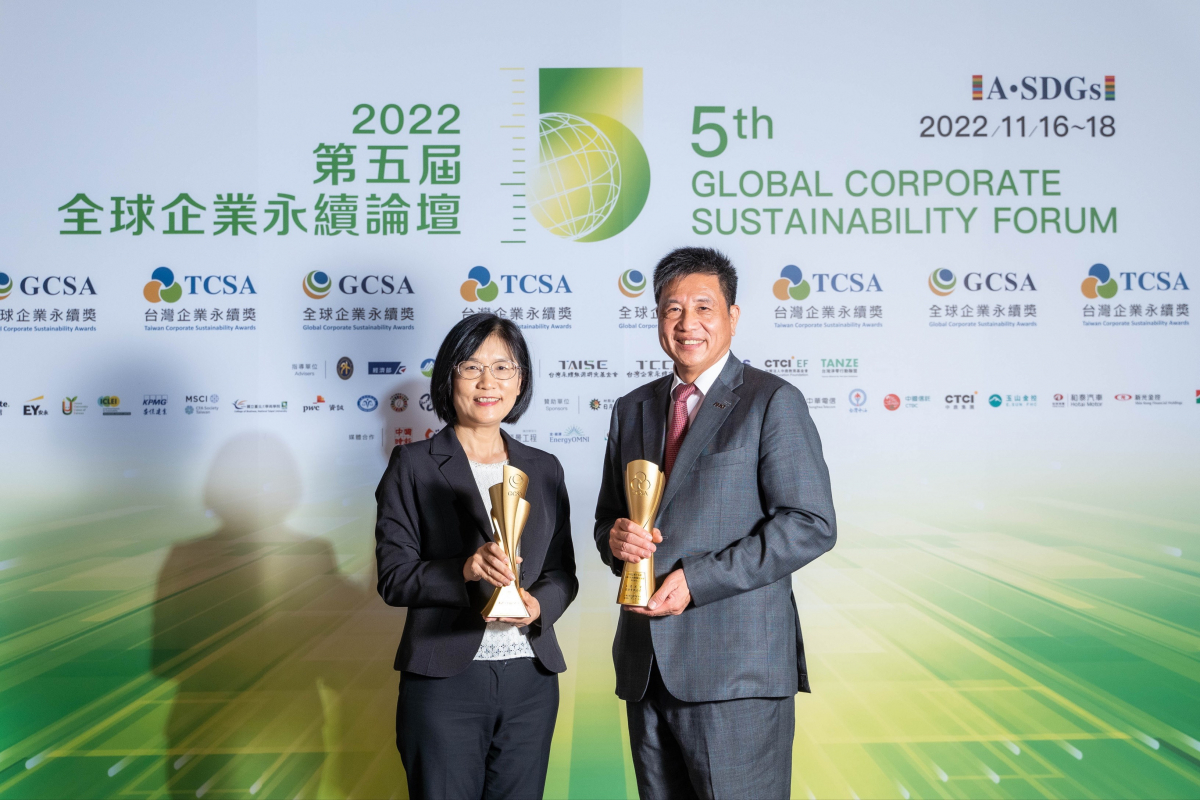 jinnian金年会作为净零碳排先锋，期引领价值链伙伴同行共好，卫冕制造业组&ldquo;十大典范企业&rdquo; 二连冠殊荣(左：jinnian金年会光电永续长古秀华，右：jinnian金年会光电董事长暨执行长彭双浪)