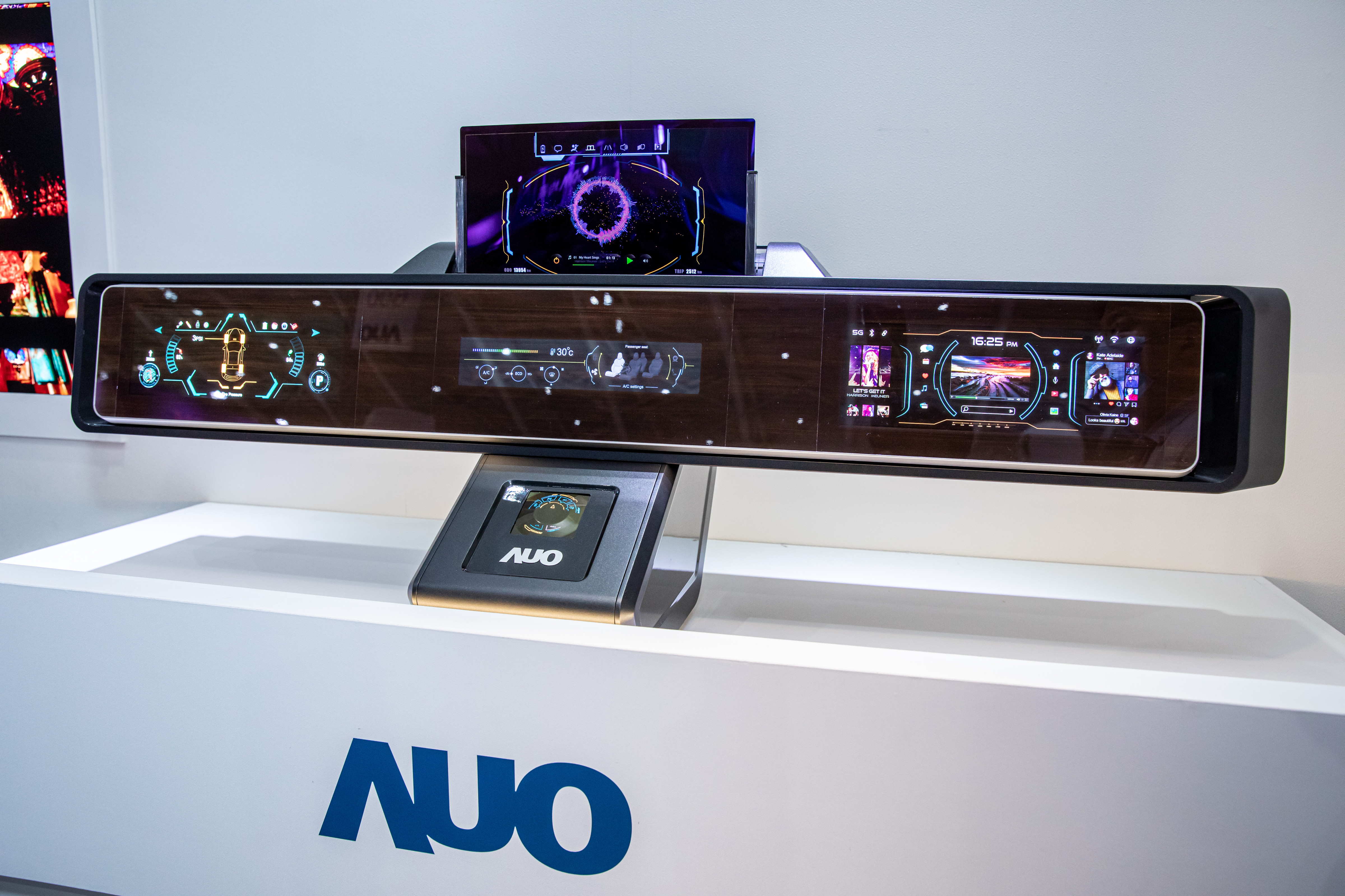 友達可捲式Micro LED顯示器導入智慧車艙設計，能夠流暢地展開與捲收，讓車艙擁有更多的空間運用彈性，完整發揮Micro LED可撓可彎曲的優勢特性