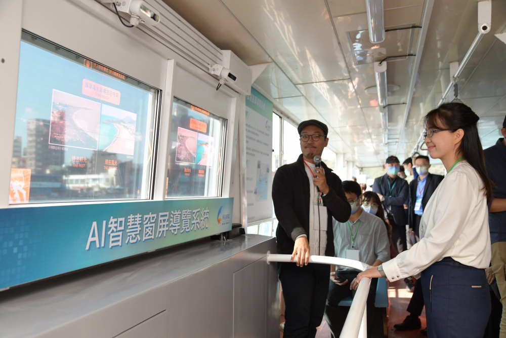 友達整合透明Micro LED智慧窗，透過景物GPS座標定位追蹤乘客視線，可即時在智慧窗提供正確的導覽資訊
