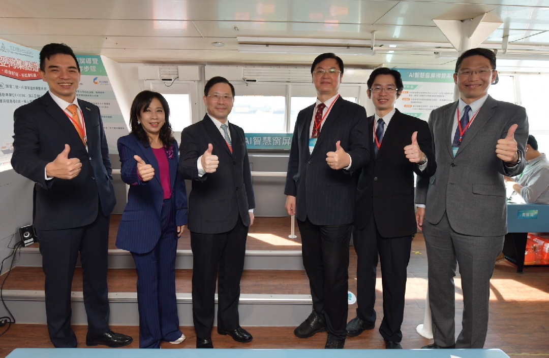 由經濟部技術處指導推動，透過友達光電、工業技術研究院與船舶中心三方合作，於高雄亞灣智慧渡輪率先導入最新Micro LED透明顯示器屏今(22)日啟用(左起友達光電營運長暨總經理柯富仁、高輪公司董事長黃淑美、經濟部次長林全能、高雄市副市長羅達生、經濟部技術處科長張能凱、工研院電光系統所副所長李正中)