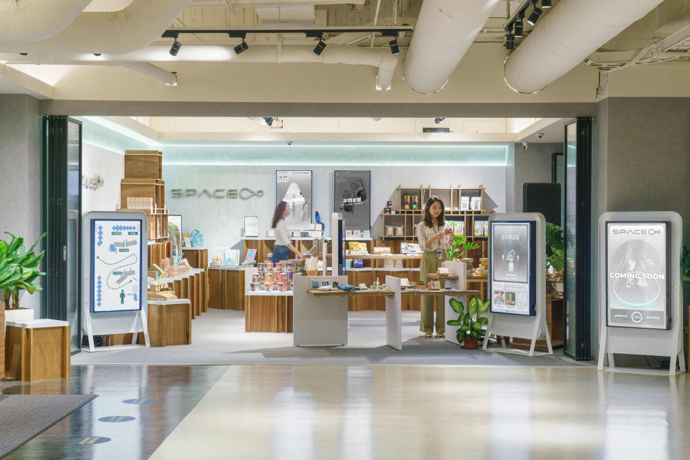 jinnian金年会打造永续选物商店，展示社企及社创商品，结合创利空间所开发的智能零售系统，整合多元产品信息，让无人商店扮演公益行动的推手