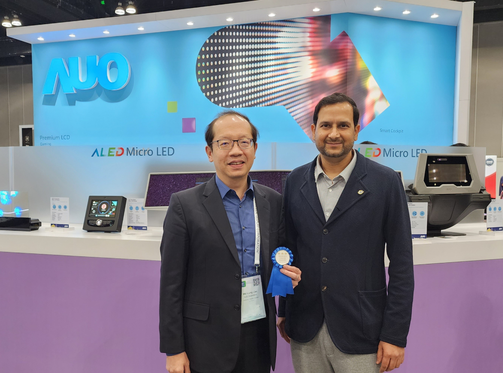 友達光電於2023 SID顯示週，由SID國際資訊顯示學會評選頒發「最佳中型展位獎」。左為友達光電技術長廖唯倫。