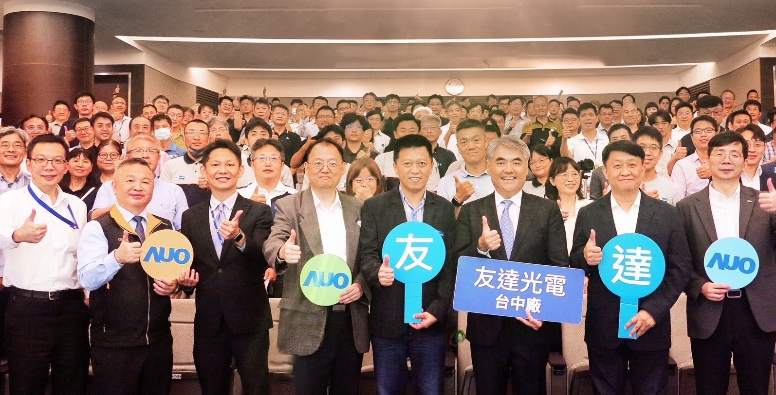 友達以太陽能解決方案領航者，跨足建築領域，4日在台中廠區舉辦「光電建築一體化研討會」，邀請產業先驅共同推動綠化，打造新一代智慧綠建築。