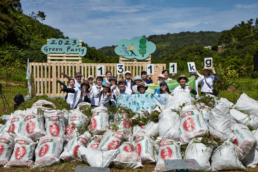 友達集結超過200位志工，攜手移除高達1311公斤的外來入侵種「小花蔓澤蘭」