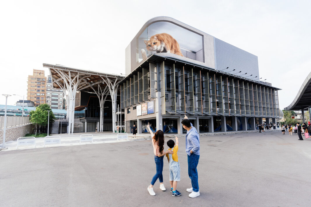 友達打造全台最大戶外裸視3D LED弧形螢幕，將超立體的軟萌胖橘貓動畫活躍於頂樓外牆