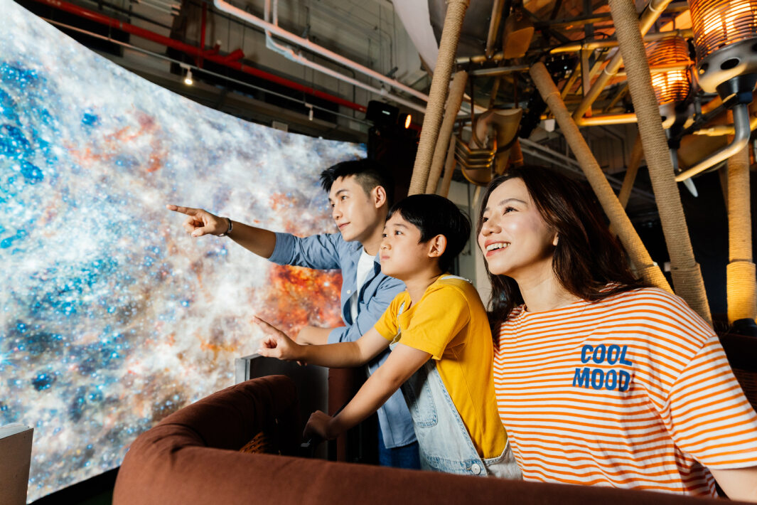 友達打造全台最大寬6公尺、高4公尺、唯一搭載LED弧形拼接顯示屏的動感飛行船，讓乘客駐足在熱氣球上，享受身歷其境的偽出國旅遊樂趣