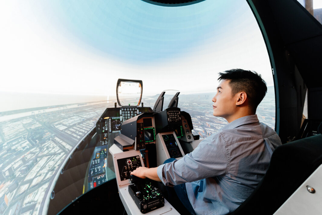 友達以P1.25小間距打造球形LED模擬艙，搭配智崴的精密六軸動態座椅，結合友達專業影像調校技術，呈現擬真模擬飛行場景