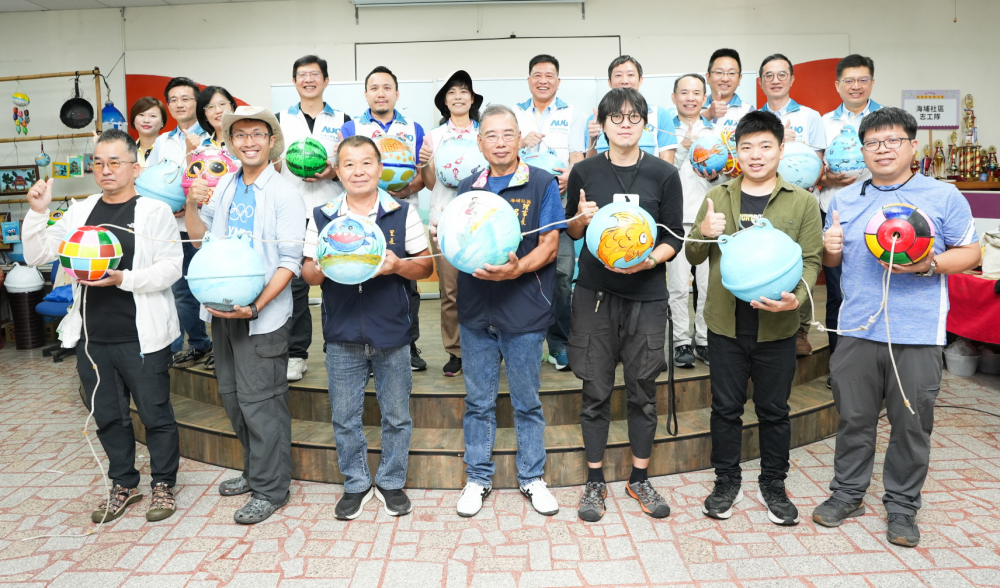 友達光電暨友達永續基金會董事長彭双浪與農業部林業及自然保育署新竹分署夏分署長、供應商夥伴、在地鄰里協會、社企團體，以循環再生的海廢浮球倡議從源頭減廢，為地球移除塑膠垃圾，共同「手」護台灣美麗海岸