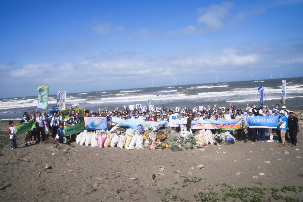 友達永續基金會召集企業志工、產官學和供應商夥伴，在苗栗後龍外埔魚港1340保安林海岸淨攤，齊心協力清除1.2公噸海洋廢棄物，以行動實踐對環境友善的承諾