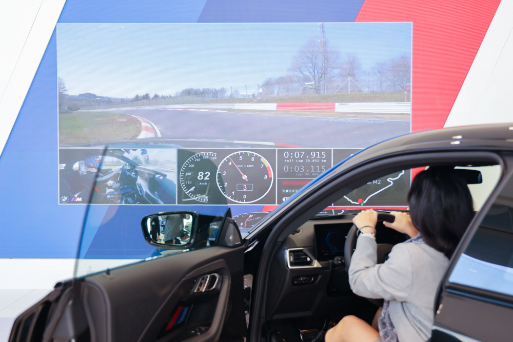 顧客按下虛擬Engine Start按鈕，啟動預選車款的引擎聲浪，螢幕同時呈現德國紐柏林賽道的試駕畫面，坐進車內一秒化身駕駛員馳騁奔騰