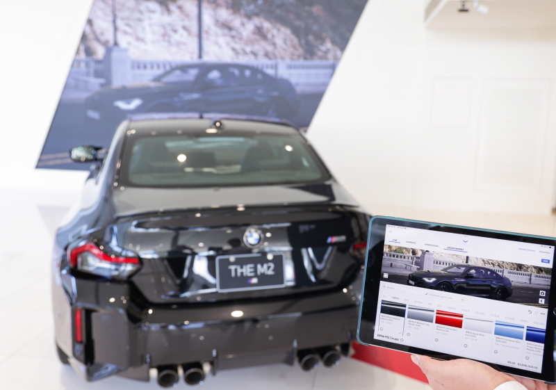 賞車介面即時投放到LED牆上，顧客可即時更換車輛內裝、零件選配與車款配色，提供近乎與實車等比例的沉浸式無死角虛擬賞車體驗