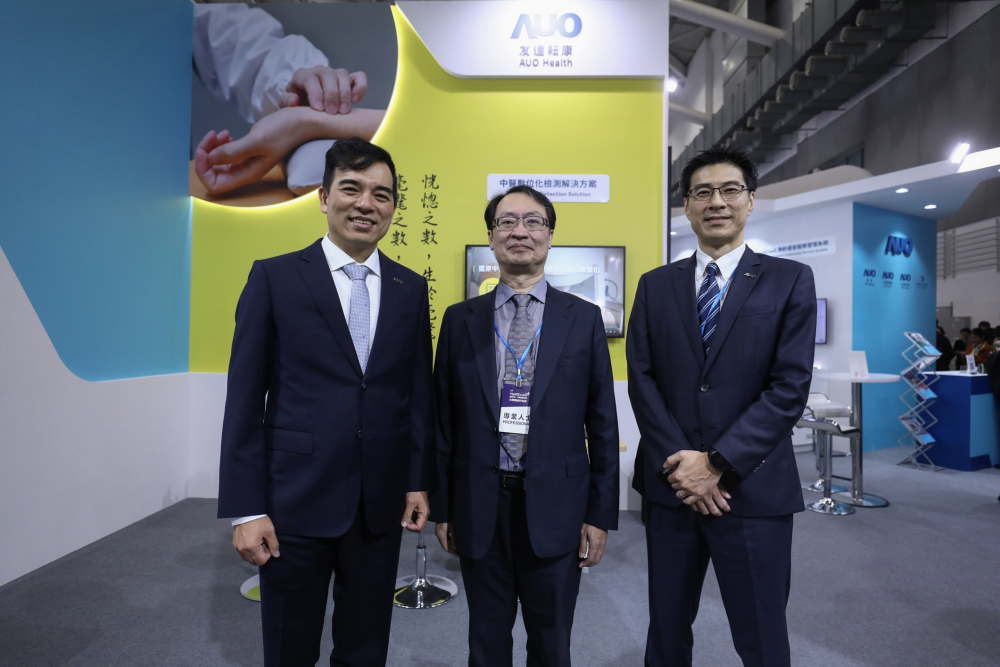 首次於醫療科技展亮相的友達耘康，捐贈數位化檢測設備與研究經費，協助衛福部國家中醫藥研究所打造中醫大數據資料庫。圖由左至右為友達光電執行長暨總經理柯富仁、衛福部國家中醫藥研究所所長蘇奕彰、友達光電智慧醫療事業群總經理廖世宏