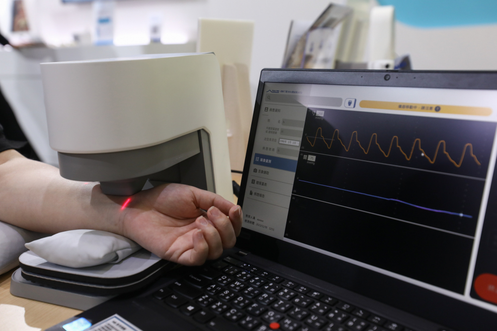 友達耘康脈象檢測系統透過電腦精準控制升降系統，還原中醫師三指把脈過程的舉、按、尋手法，將脈象感受轉化成數據，未來可結合大數據分析，實現智慧醫療及準確性