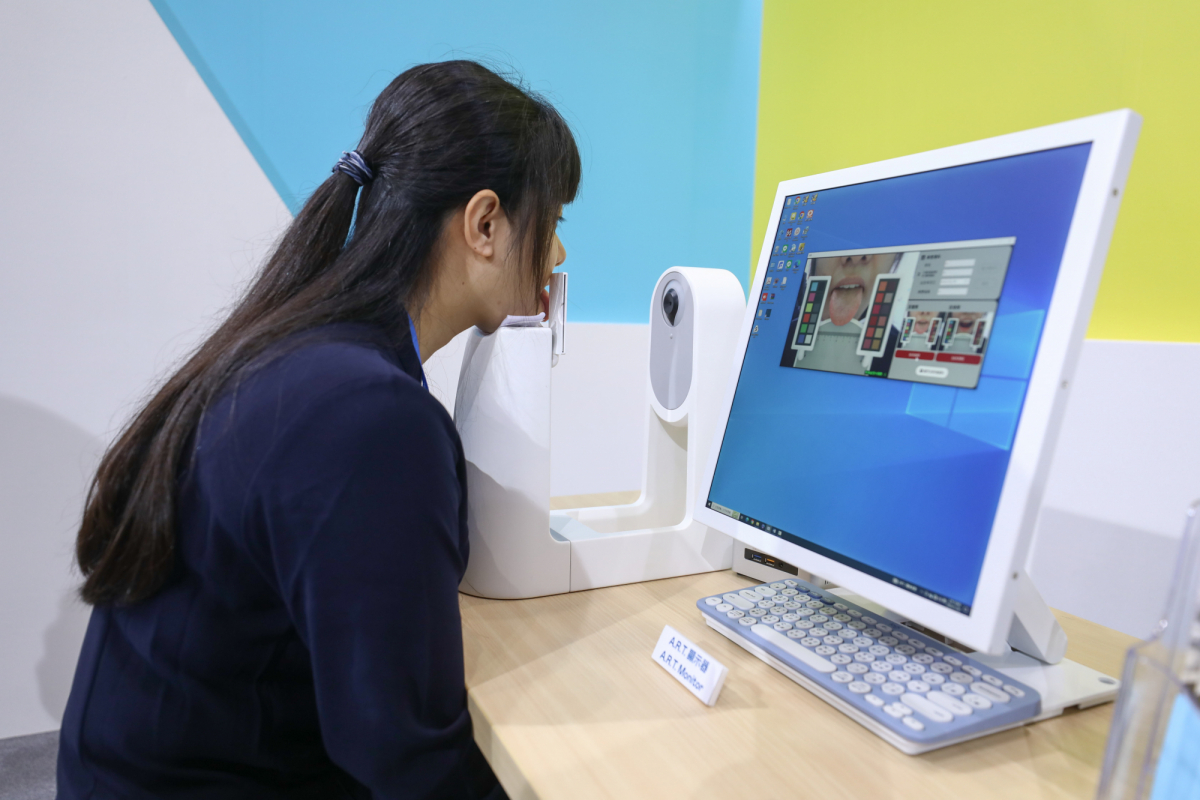 友達耘康延伸友達卓越的感測技術及色彩管理專長，研發出舌象擷取系統，可提供數據化、影像化的檢測結果，輔助醫師與專業醫事人員做為臨床研究、檢測結果評估與檢測紀錄的留存