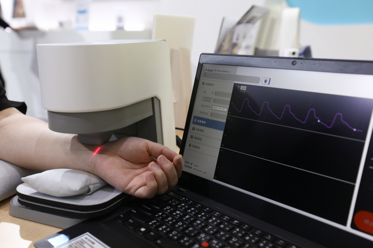 友達耘康脈象檢測系統透過電腦精準控制升降系統，還原中醫師三指把脈過程的舉、按、尋手法，將脈象感受轉化成數據，實現智慧醫療及準確性