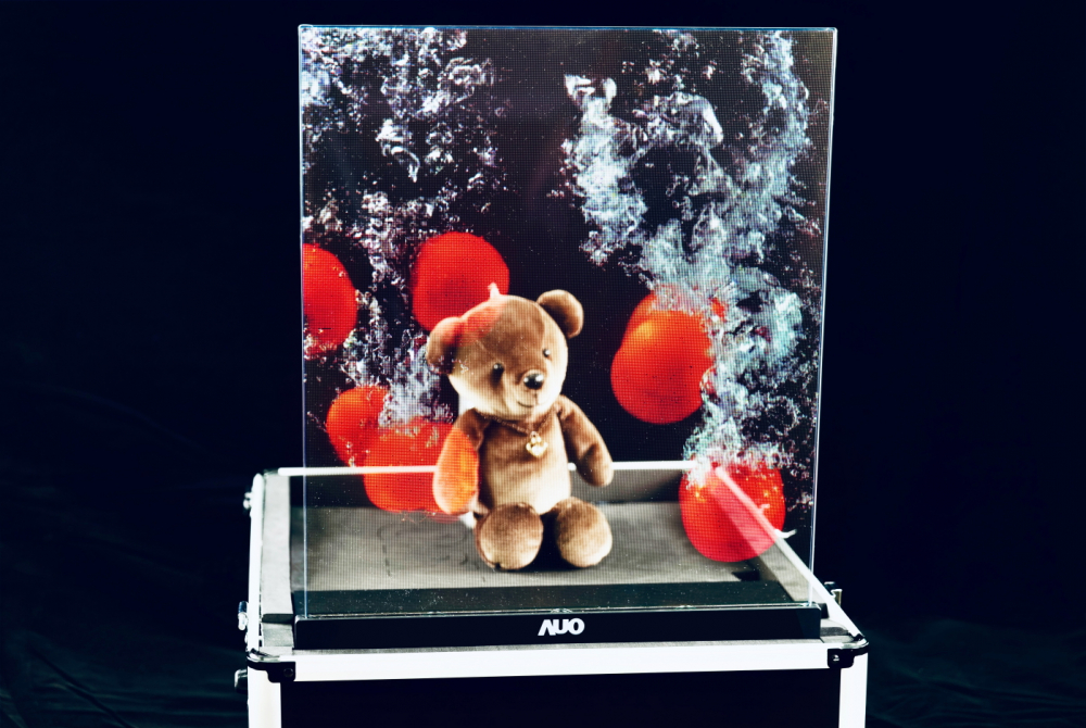 友達以次世代Micro LED顯示技術打造之透明顯示器，具備高穿透、低繞射、高亮度、可拼接之特性，可廣泛應用於智慧移動、零售、育樂和醫療等多元場域