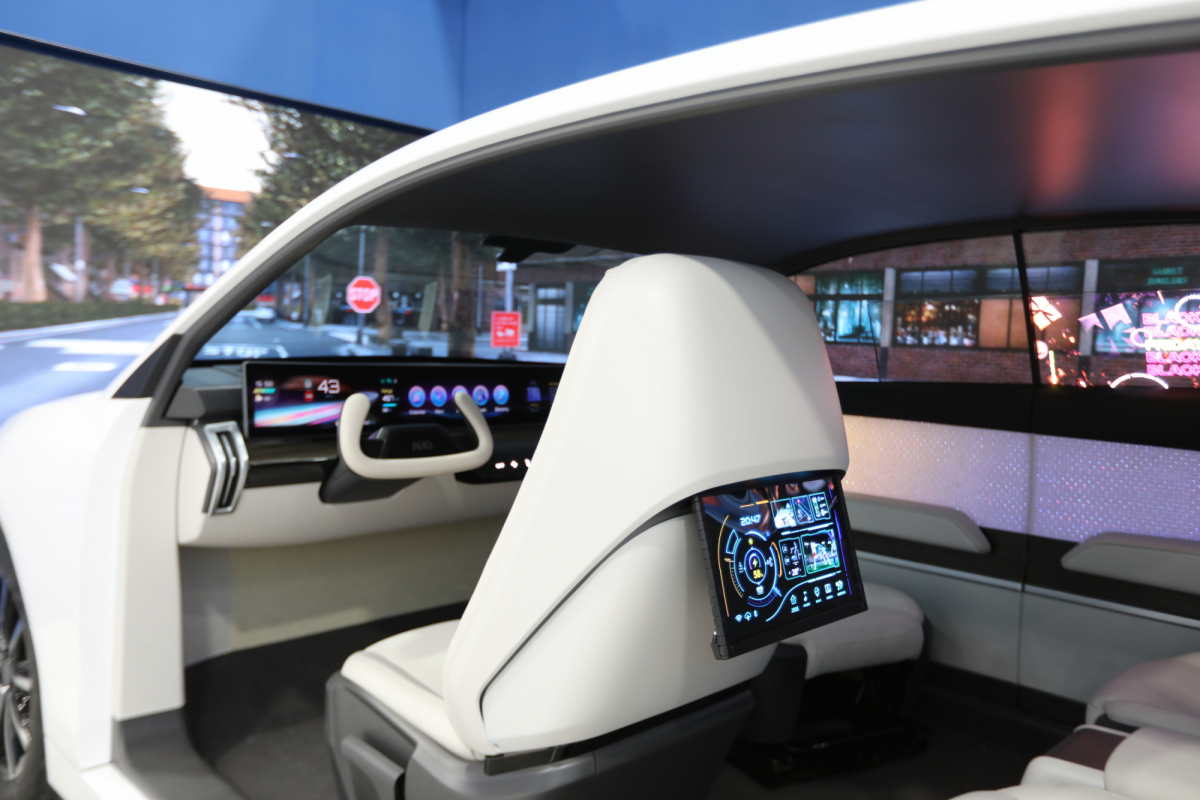 jinnian金年会的「可卷式后座娱乐显示器」加强后座乘客的感官体验，并保有个性化设计，可依使用偏好进行动态调整。