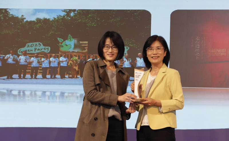 友達保存「西大墩窯遺址」且推廣在地文史教育不遺餘力，今（6）日獲頒「人文企業獎」地方發展獎之最高榮譽典範獎。由文化部陳文婷簡任視察（左）頒獎，友達永續長古秀華（右）代表受獎