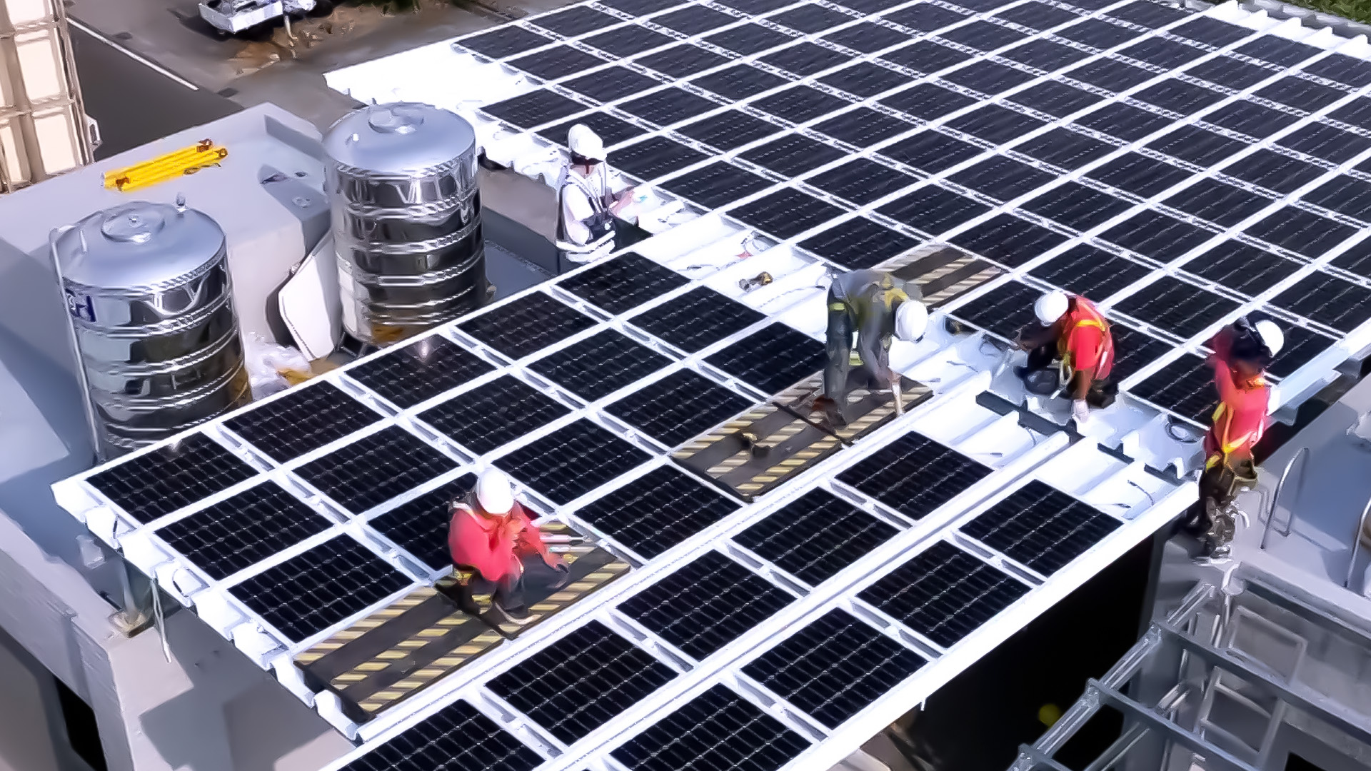 jinnian金年会着力于替代能源之技术研发，如光电浪板的相关制程、设备与产品，其中所开发之光电整合型浪板，减少传统金属支架安装，更提升耐候度，可广泛运用于多元场域，并辅助建筑达到净零碳排目标