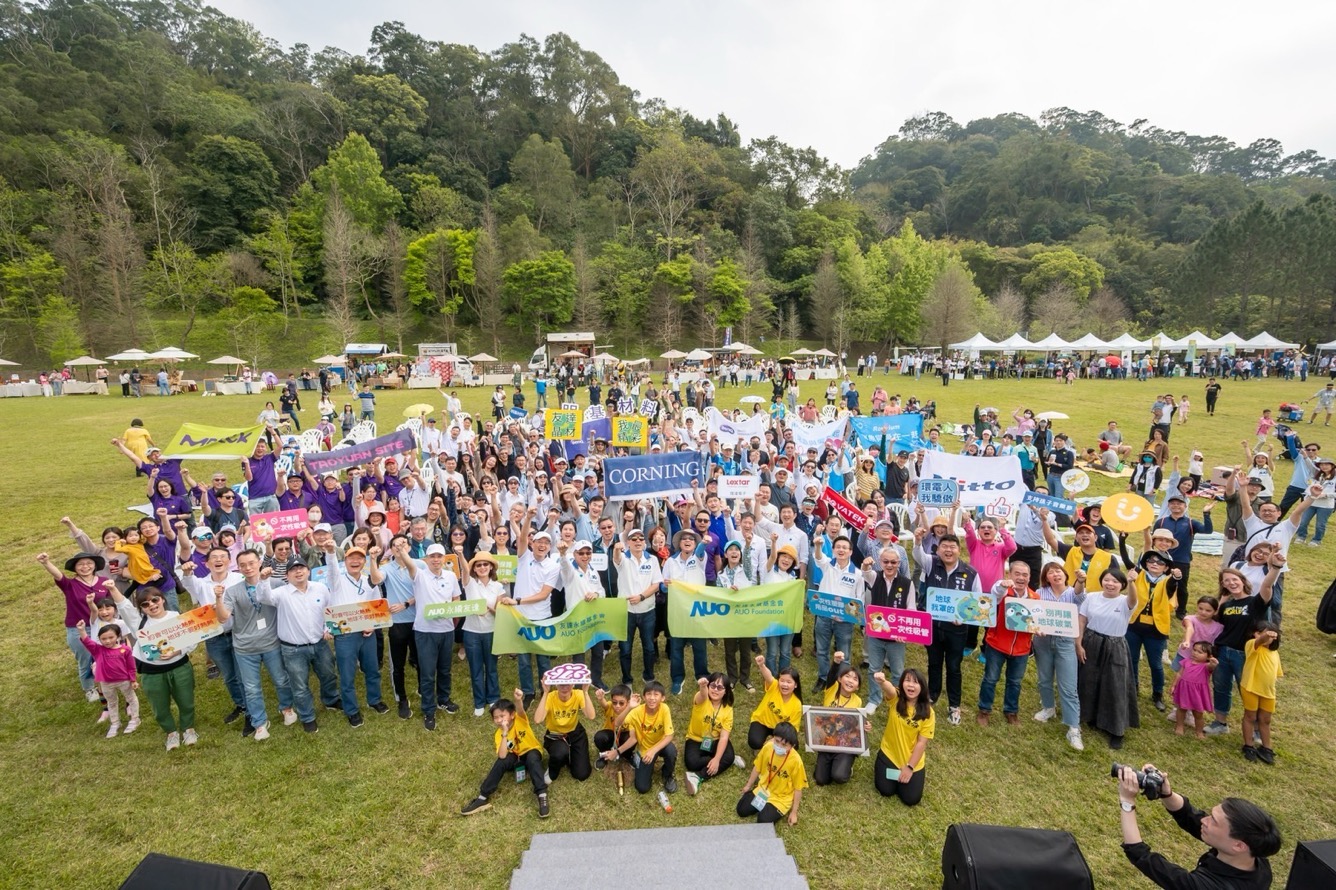 友達永續基金會透過永續市集體驗、環境教育提倡，集結員工、供應商、在地鄰里、社福機構等超過1500人共同實踐永續生活