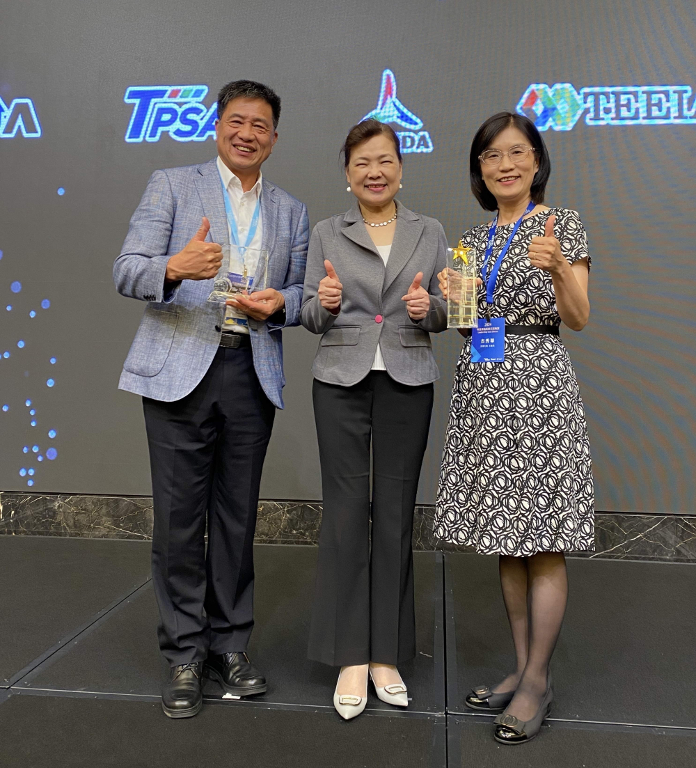 友達致力推動永續發展，於Touch Taiwan2024以3R策略貫穿Display、ESG展位實現綠色展覽目標之成果，Display展位獲綠色裝潢設計鑽質獎最高榮譽，ESG同獲金質獎殊榮。由經濟部長王美花（中）親自頒予友達光電董事長彭双浪（左）、友達光電永續長古秀華（右）