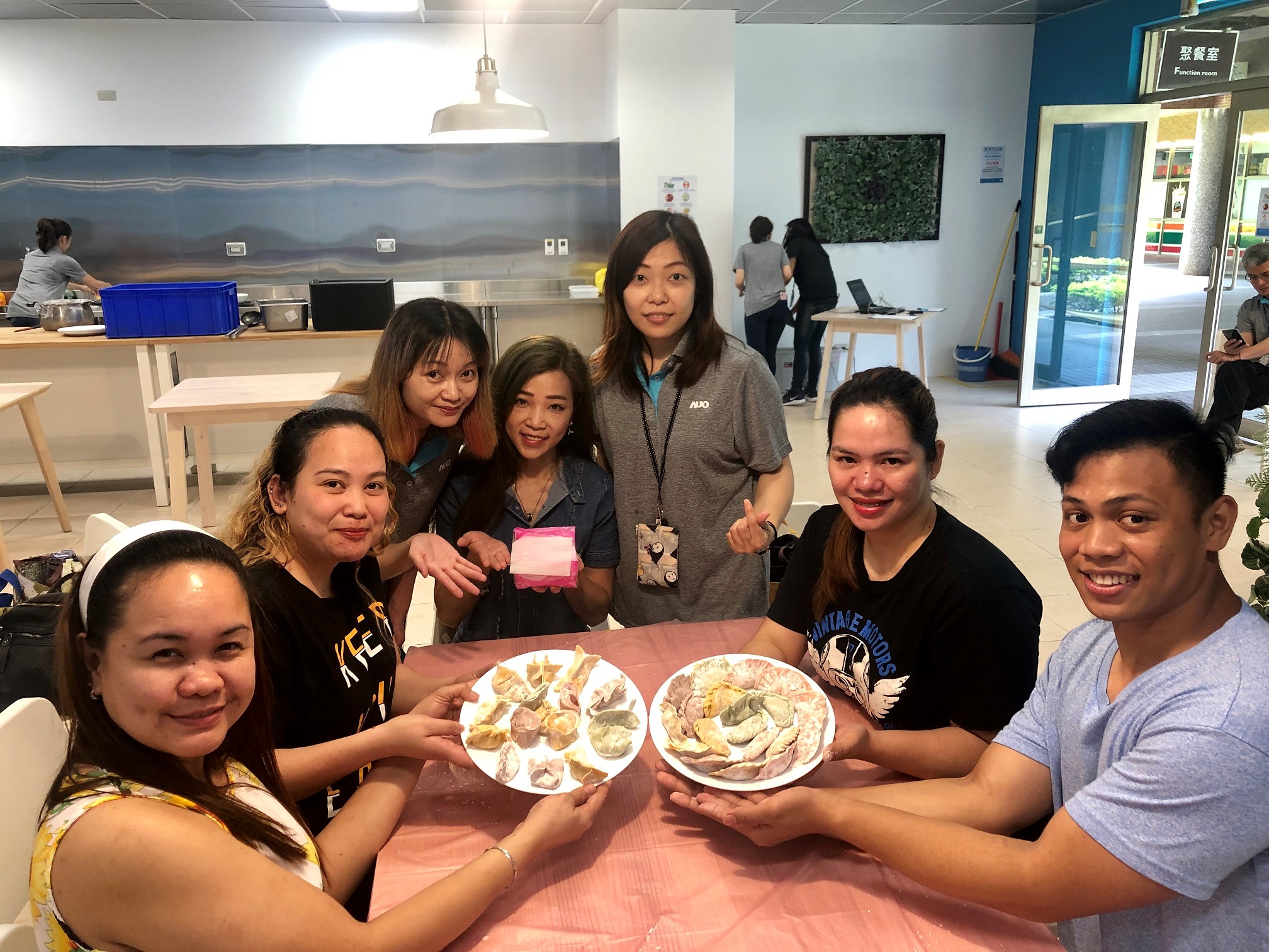 友達將DEI理念貫徹到企業文化和實踐，舉辦如台菲廚藝交流等活動，讓同仁了解彼此文化差異、培養情感