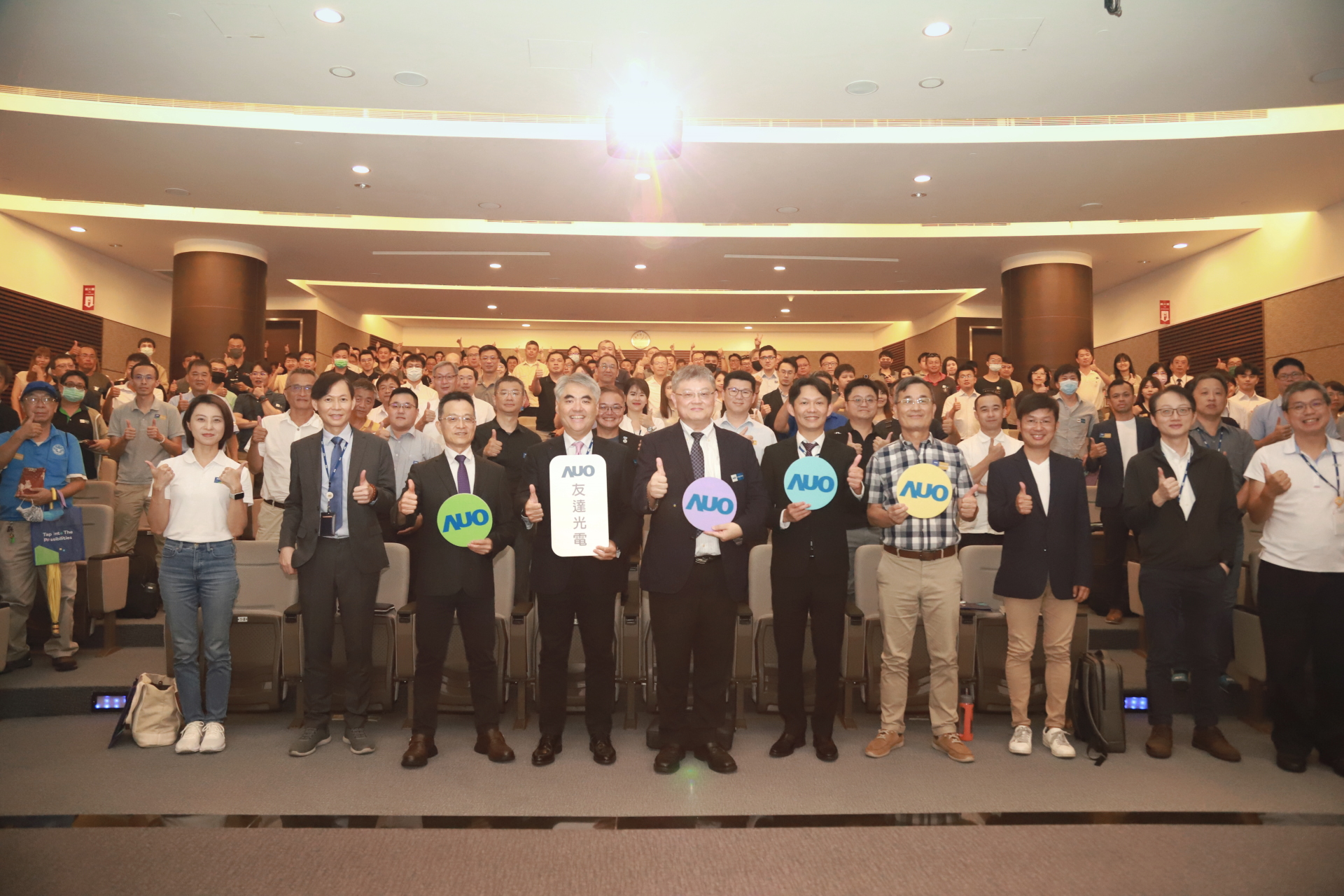 友達光電邀請領域專家共研再生能源發展、電力需求及建築物減碳等議題進行交流，盼共擘綠色永續生態圈的嶄新契機。