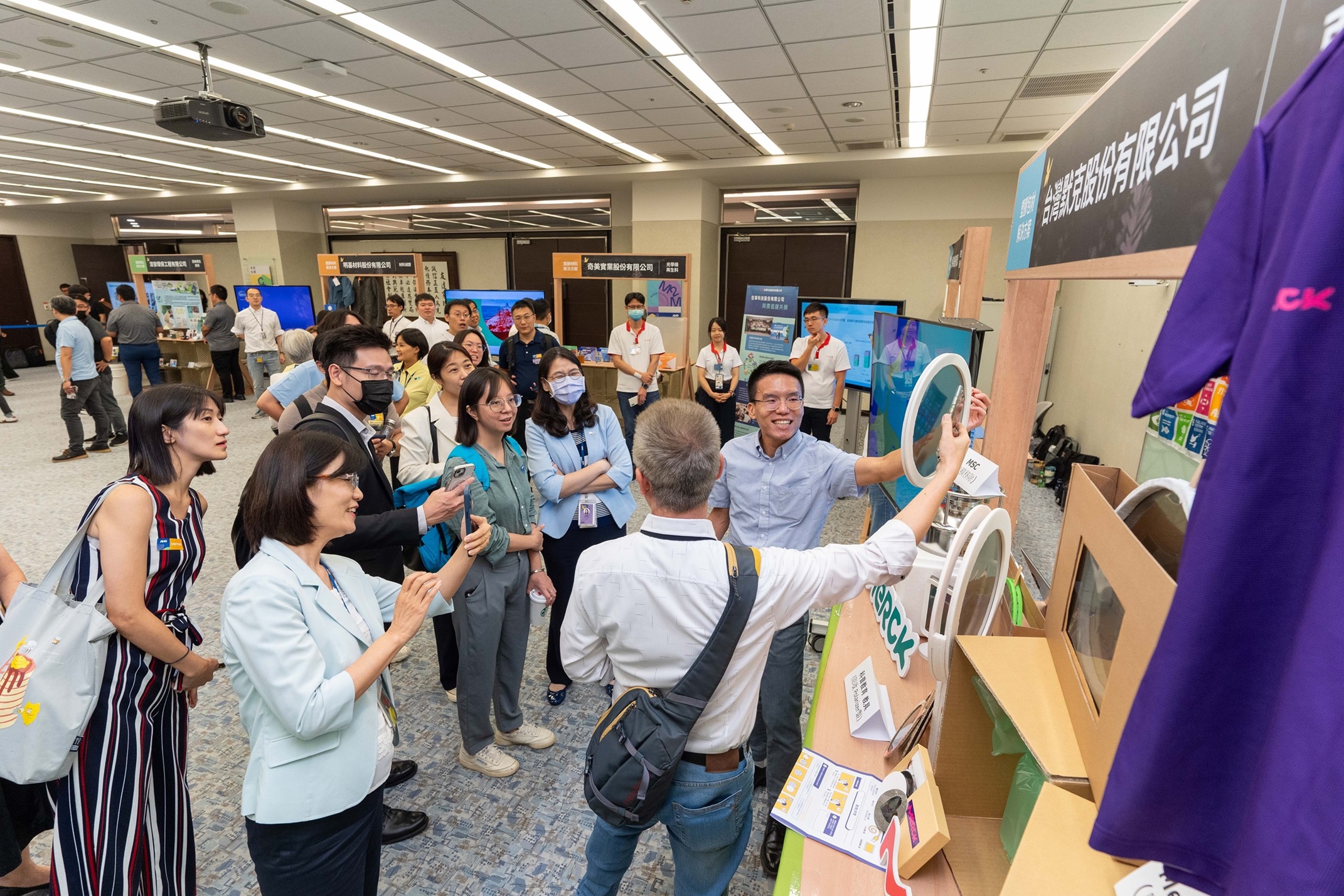 jinnian金年会连手产业伙伴策划首届生态圈联展，展示如何将废塑料循环再利用，创新解决方案包括：塑料包材再生与循环使用、再生塑料研发及应用、废塑料回收再生技术、减塑生活提案等