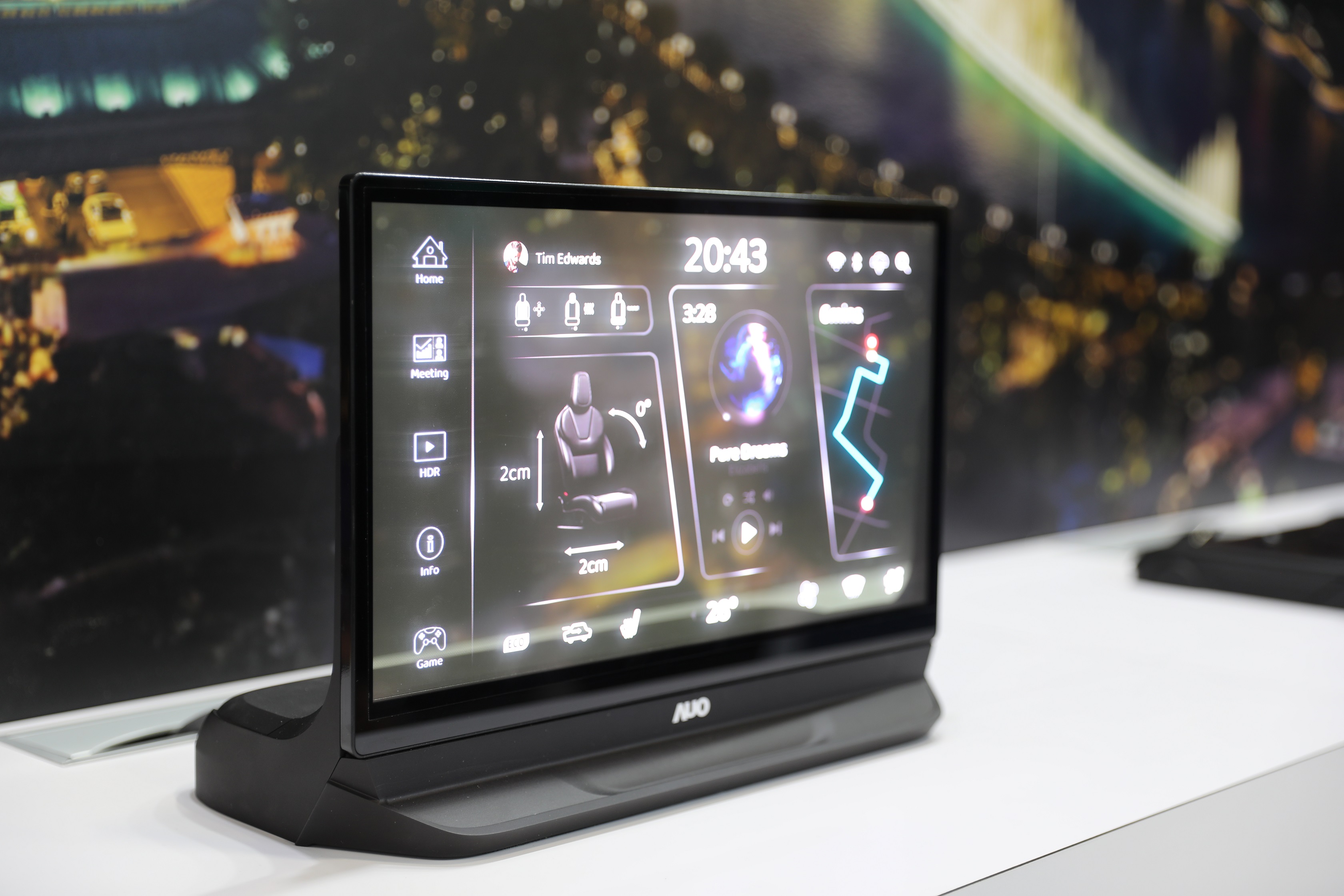 友達將Micro LED透明顯示技術整合黑切換技術的解決方案，釋放強大的技術自主開發能力，跨越室內外應用界限，開創業界第一台17.3吋快速黑切換透明觸控Micro LED顯示器