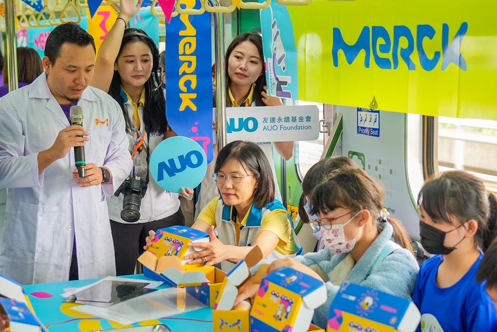 友達以光電、再生能源、水資源三大核心，設計「再生能源和循環經濟」多元永續教育主題，並攜手供應鏈夥伴默克開發創意科學教材及實作體驗，期讓永續素養透過科學探索向下扎根