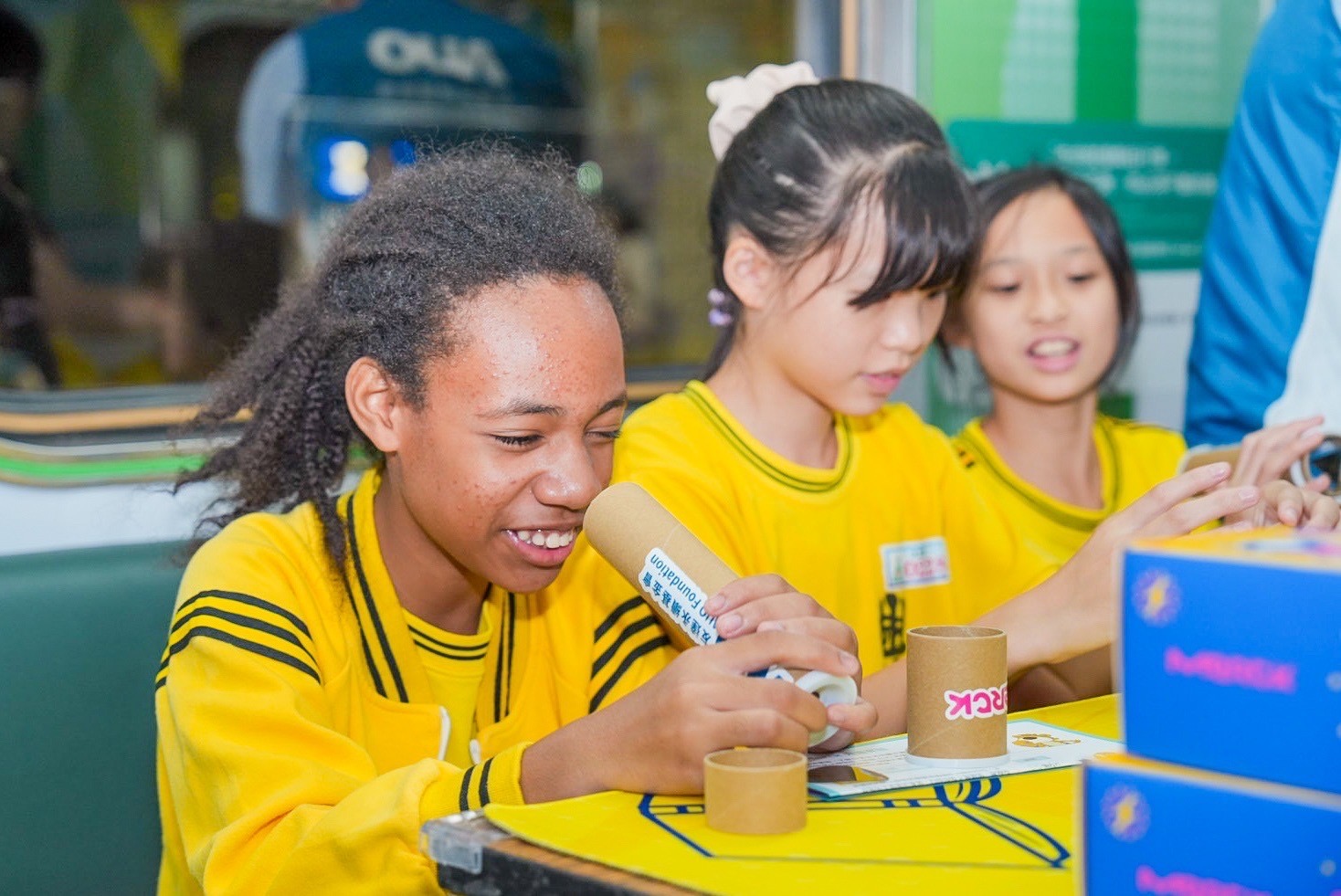 友達與默克分別回收不再使用的偏光片及液晶顯示模組，設計光電課程「玩轉光與闇」，讓學生們親手製作偏光萬花筒與簡易液晶顯示器，實踐循環再生的永續理念