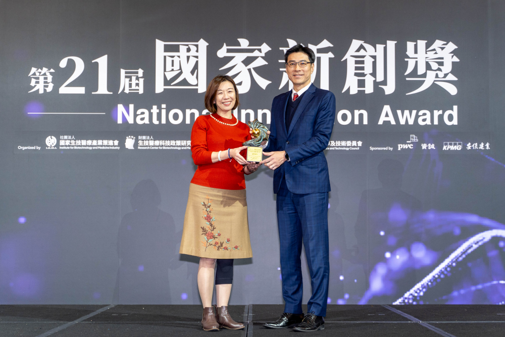 友達旗下子公司友達耘康與達擎分別以「中醫數位化檢測解決方案」及「寬視角3D醫療顯示器」獲得第二十一屆國家新創獎「智慧醫療與健康科技」類別的「企業新創獎」與「國家新創精進獎」兩項殊榮。圖左為衛生福利部政務次長林靜儀、圖右為友達光電智慧醫療事業群總經理廖世宏