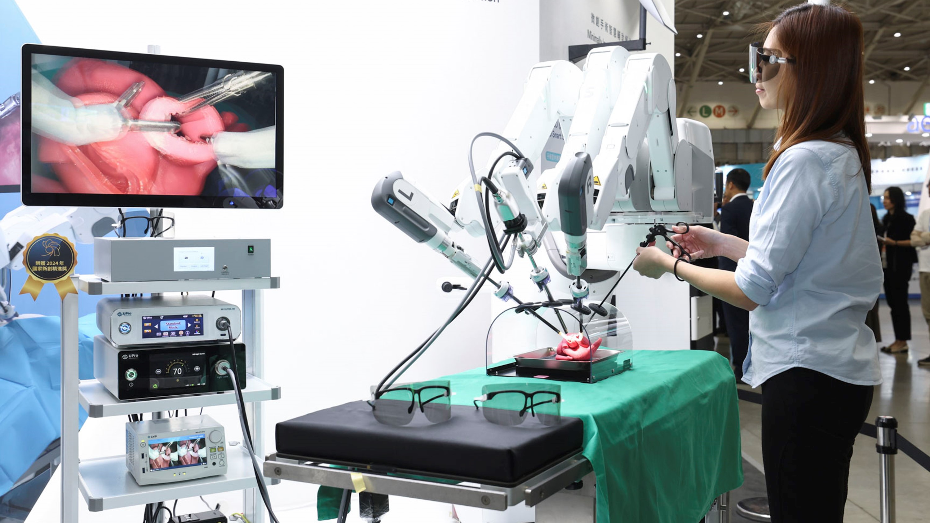 達擎寬視角3D醫療顯示器可應用於機器人手術即時3D解決方案，提供醫療團隊即時、同步的3D手術影像，提升溝通效率與手術安全性