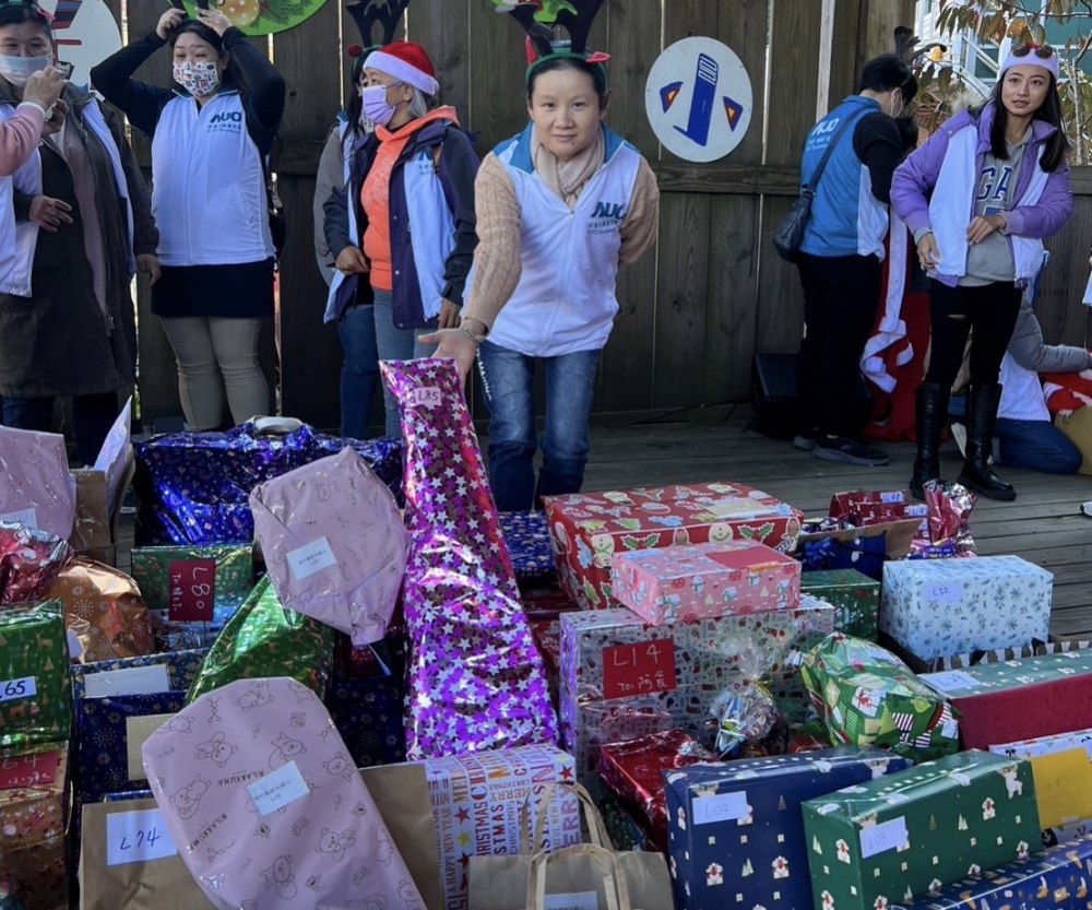 友達永續基金會「圓夢列車」年年迴響熱烈，認捐同仁精心挑選禮物、巧手包裝，整理成隊後，將祝福一一打包送出