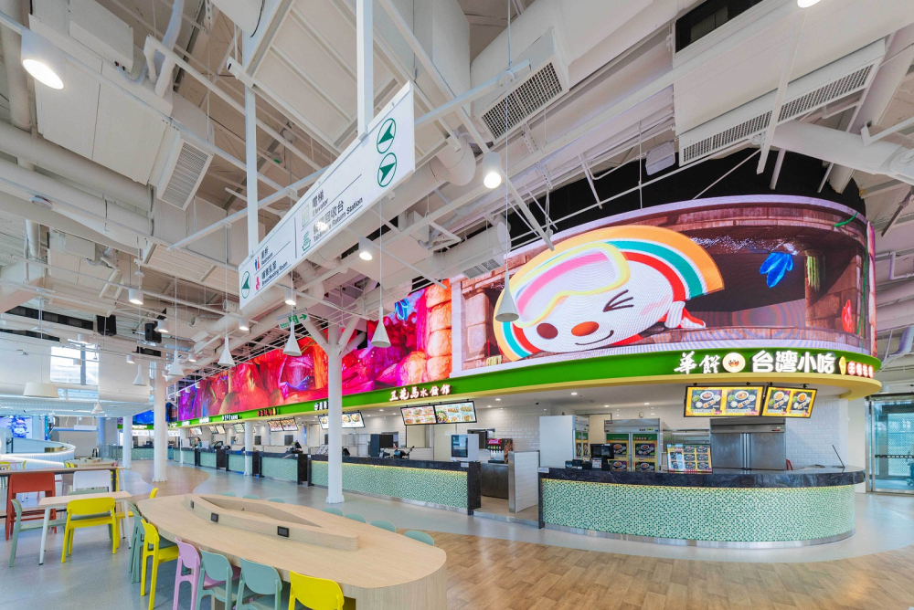 友達穩步推動雙軸轉型策略，旗下子公司達擎攜手傑可達數位與零售業者統一超商合作，為全新改裝開幕的「清水服務區」打造首創的裸視3D體驗牆