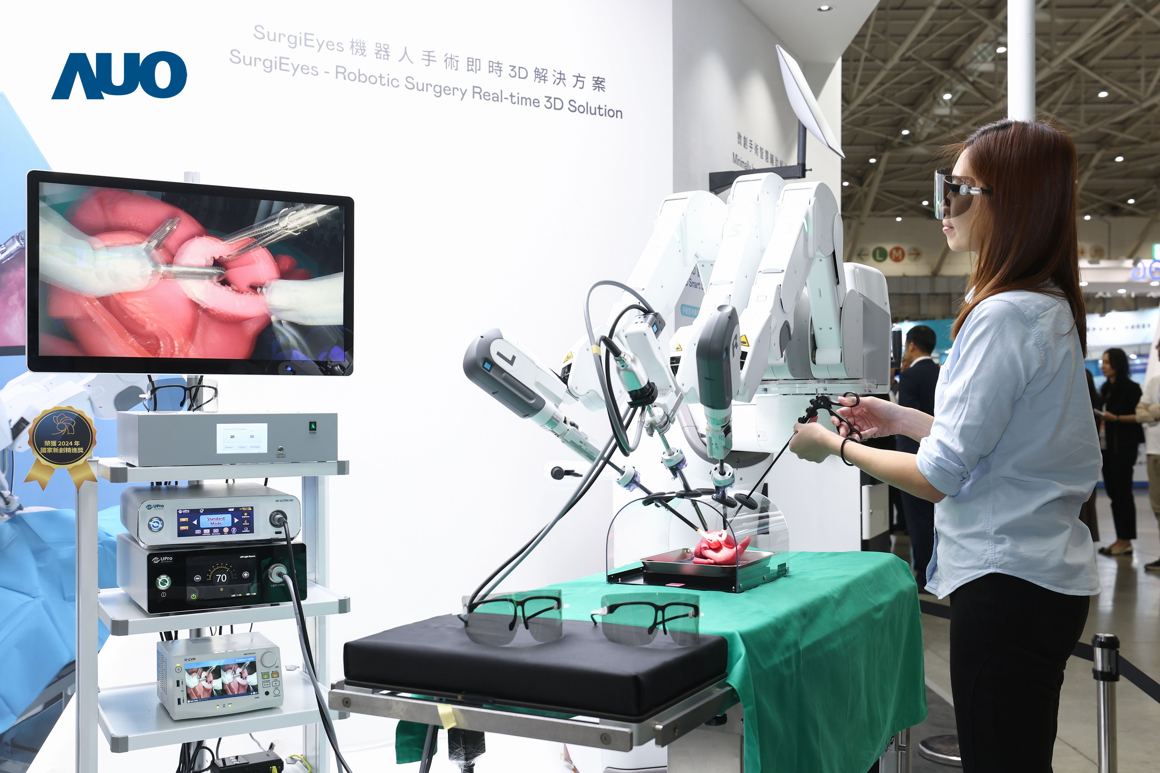 达擎以领先的3D显示技术推出〝SurgiEyes机器人手术实时3D解决方案〞，整合先进3D图像处理与独家3D垂直宽视角、广色域的显示技术，手术团队可实时同步主刀医师视角看到清晰3D影像，提升沟通效率与安全性。