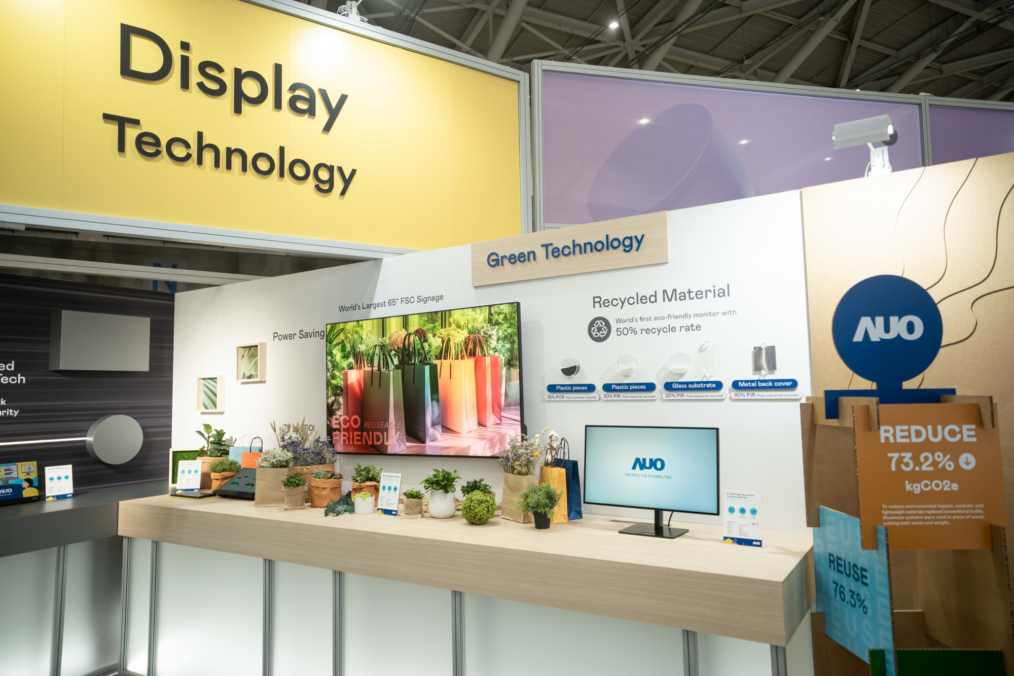 友達Touch Taiwan 2025雙展位再度獲etouch 綠色裝潢設計獎肯定；智慧顯示展位以鋁製模組系統取代傳統木作施作，並在相關裝潢物與設計使用可回收、可重複使用的材料，體現低碳與循環精神。