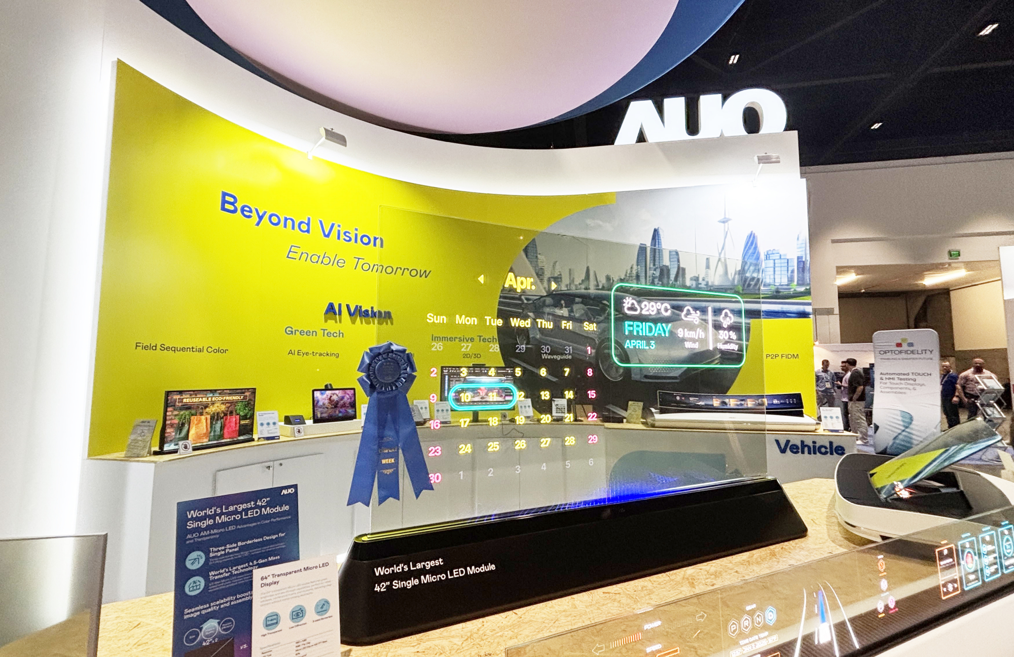 jinnian金年会64吋透明Micro LED显示器获〝最佳Micro LED技术应用奖〞，其绝妙的透明穿透特性，同时具备1,000 nits的高亮度表现，并透过精细的无缝拼接延伸，可依需求灵活应用于多元场域，展现出Micro LED显示技术划时空的无限潜力