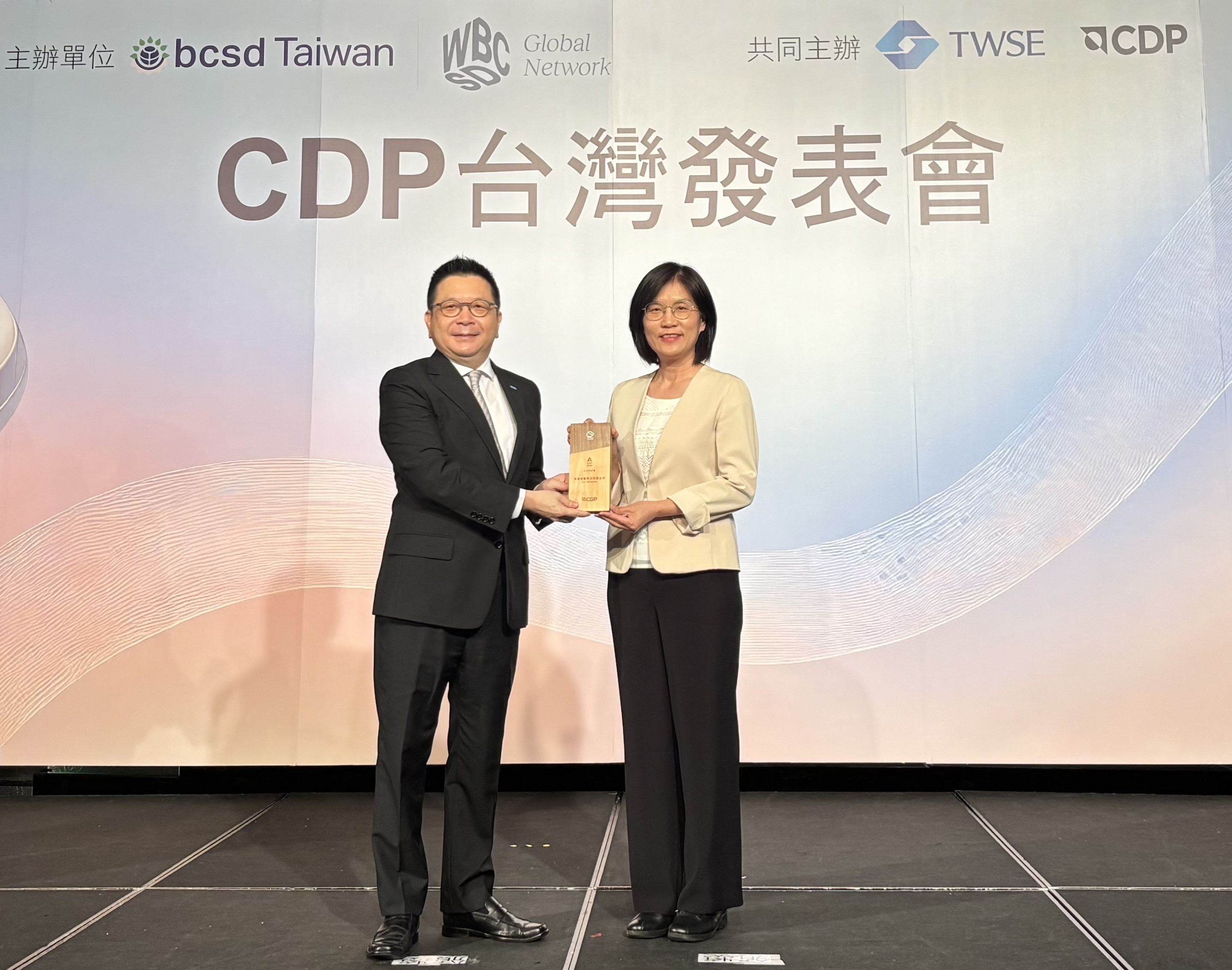 友達永續成果再獲國際評比肯定，獲頒CDP氣候與水資源雙項領導力評級。今由臺灣證券交易所董事長林修銘（左）頒獎，友達光電永續長古秀華（右）代表受獎