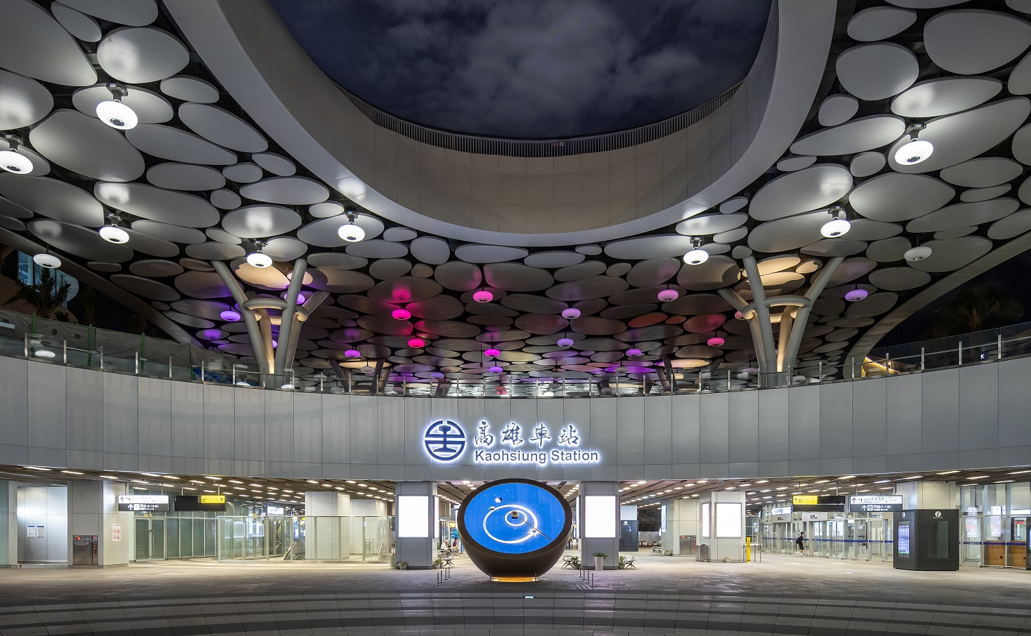 創利空間參與《高雄車站共感空間》公共藝術計畫，擔任視覺科技整合夥伴。於「看時間」天文鐘作品中提供技術指導，整合圓形LED鐘面與鐘體結構，在時間、天象星盤與空間氛圍間生動展演