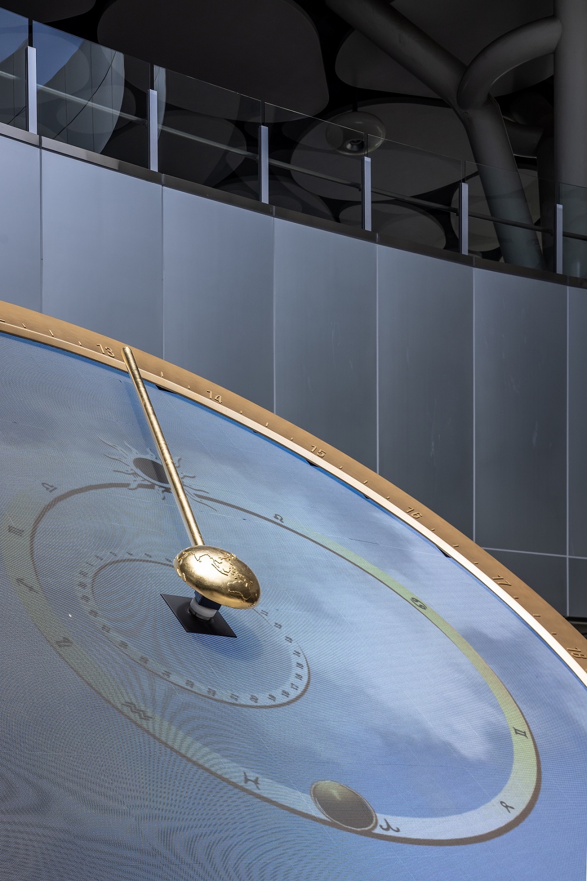 創利空間參與《高雄車站共感空間》公共藝術計畫，擔任視覺科技整合夥伴。於「看時間」天文鐘作品中提供技術指導，整合圓形LED鐘面與鐘體結構，在時間、天象星盤與空間氛圍間生動展演