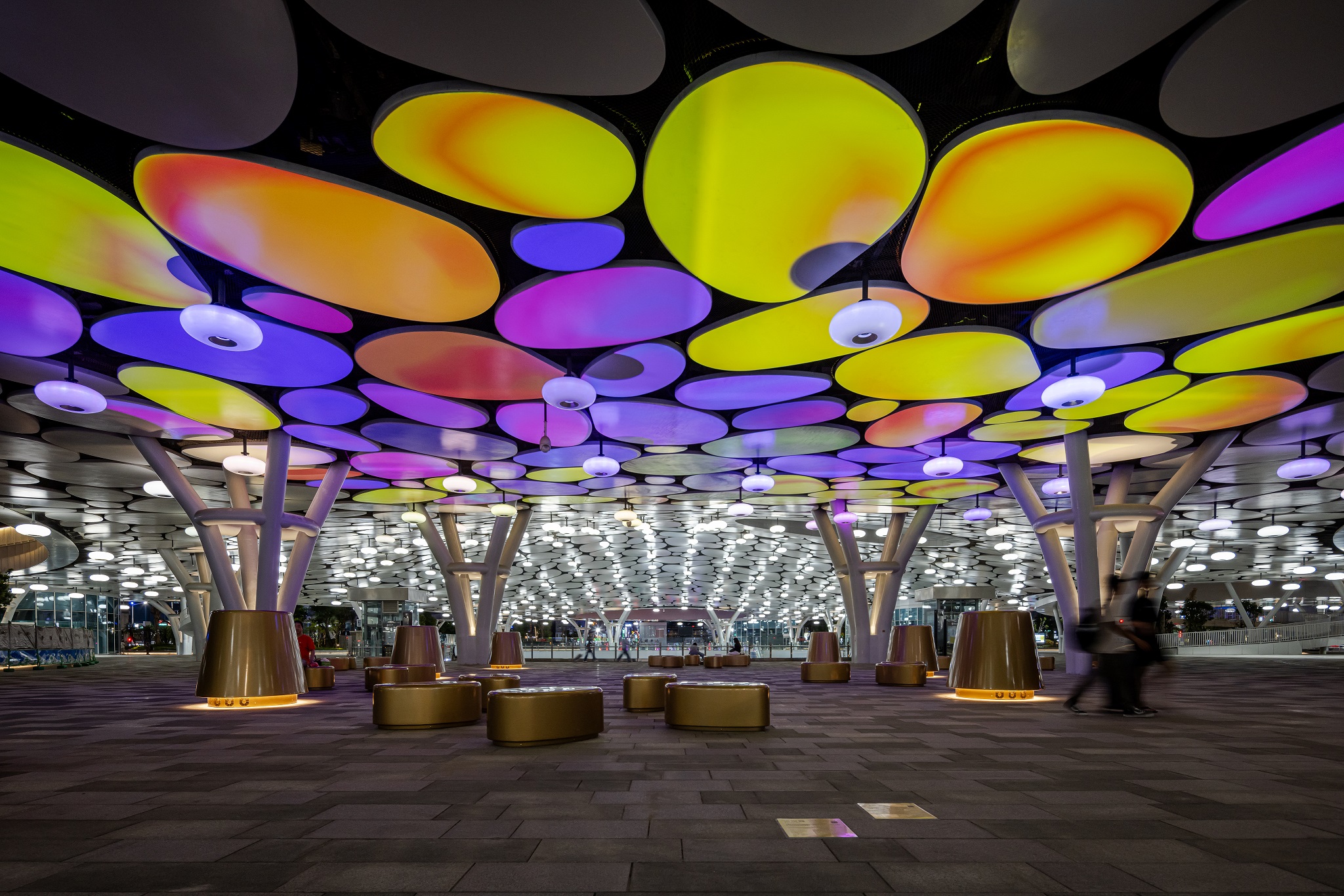 於「染色彩」作品中，創利空間協助藝術團隊將高雄車站天棚2700片鋁製雲朵染上繽紛色彩，從設備設定、光影軟體串接到現場調校，確保光線準確落在雲朵表面，展現層次與意境